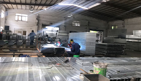 深圳大通建材，引領(lǐng)施工工地圍擋新市場，鋼圍擋、pvc圍擋生產(chǎn)銷售廠家。
